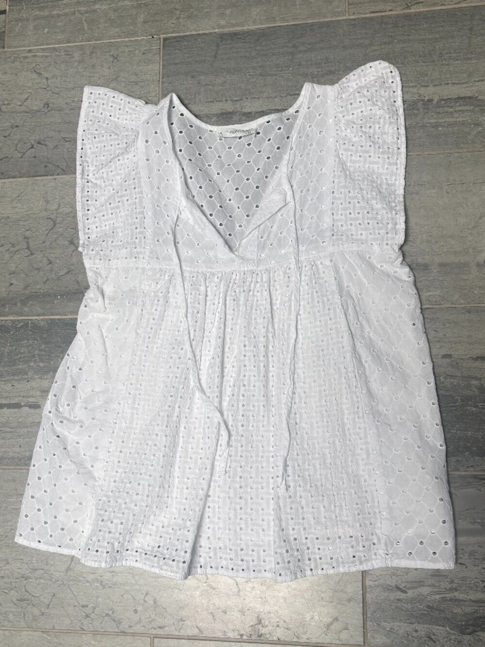 Self Contrast Embroidered Eyelet V Neck Sleeve Blouse White Size Small